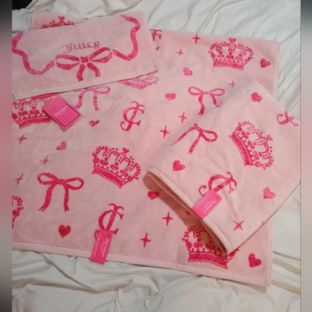 Juicy Couture Princess Treatment Dark Pink Light Pink Set 2 Bath 1 Hand Towel